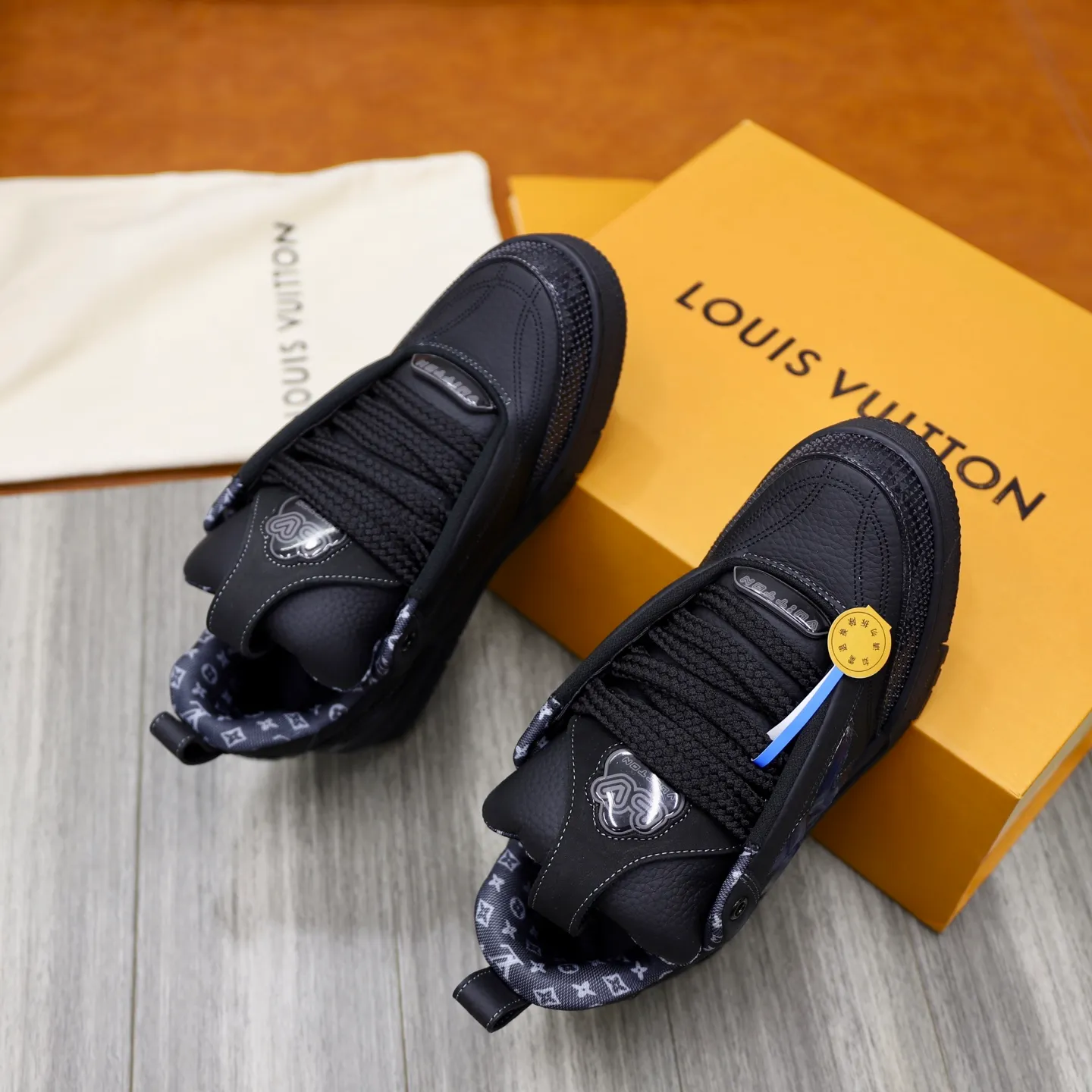 Men's shoes 💰: 860💰 LV Louis Vuitton TRAINER new sneakers are shipped. Louis Vuitton men's artistic director Virgil Abloh took inspiration to create this LV Trainer sneaker. Yingze crystal inlays present a colorful effect, with two gorgeous effect colors to choose from. The LV diamond letter logo badge on the tongue is gorgeous and noble. The LV letters are decorated on the side. The outsole is decorated with a Monogram flower pattern. It shows the trend of elegance and nobility! Men's model: 39-44 (38, 45, 46 customized)